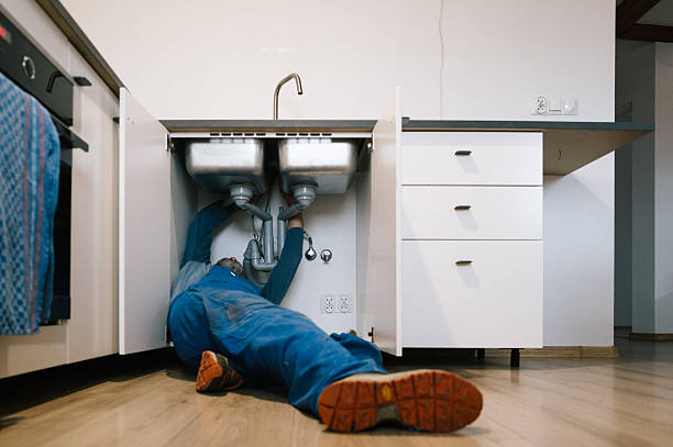 Professional Emergency Plumber technician working in Lando, SC